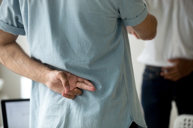 5+1 jel, hogy egy hazuggal randizol