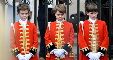 Hidegrázós fotó: György herceg, a leendő király, amint Károly király palástját viszi
