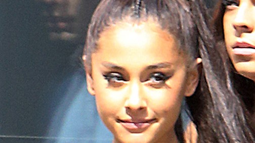 Valami nagyon furcsa történik Ariana Grandéval! Melltartóban, furcsa tekintettel járkál az utcán!