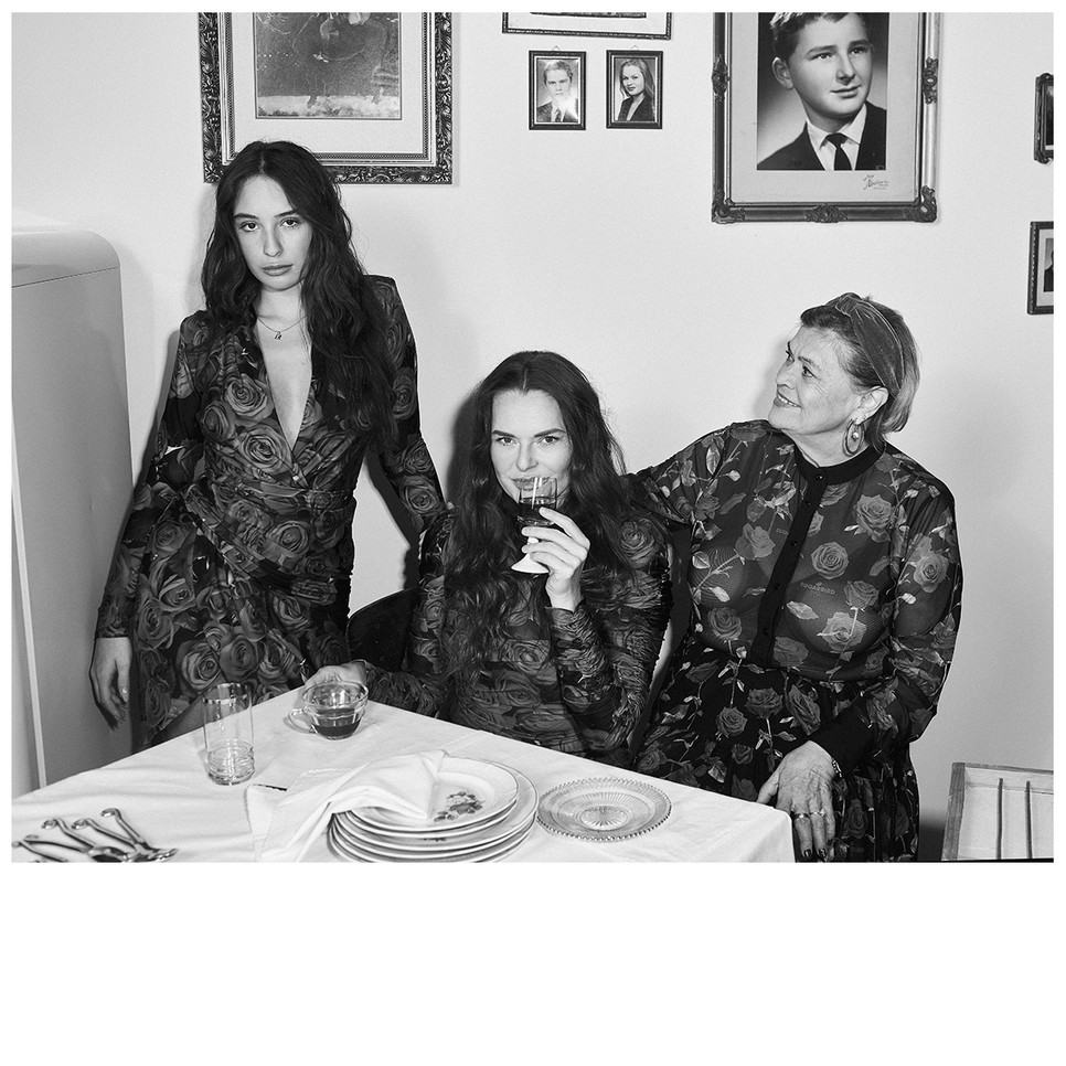 A divat minenkié! Három generáció: Jagasics maja, Jagasics v. Csonka Hedvig és Mici (néni)