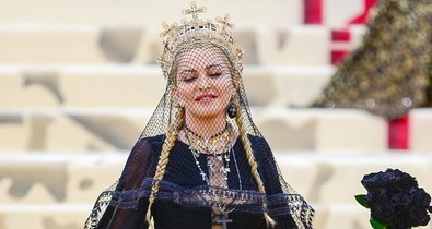Madonna egy szál melltartóban ünnepelte párja 29. születésnapját, szettje nem sokat bízott a képzeletre