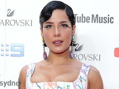 Halsey megmutatta természetesen göndör haját, és bárcsak mindig így hordaná