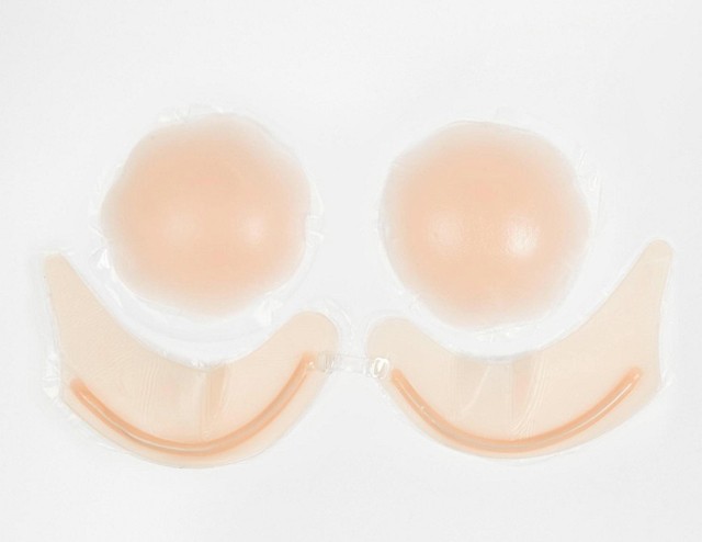 Szilikon melltartóbetétek: Akinek a magabiztossághoz szüksége lehet némi hiánypótlásra, könnyedén megteheti ezekkel a természetes hatású szilikon betétekkel. ASOS 30,98 euró