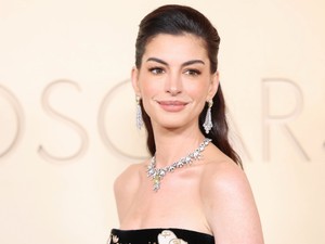 Anne Hathaway az Oscar-gálán bizonyította be, hogy a virágminta sosem megy ki a divatból 