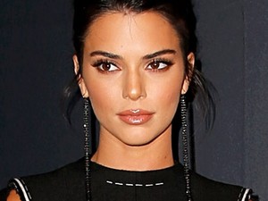 Szinte már lehetetlen: Kendall Jenner dereka olyan vékony, mint a cérnaszál