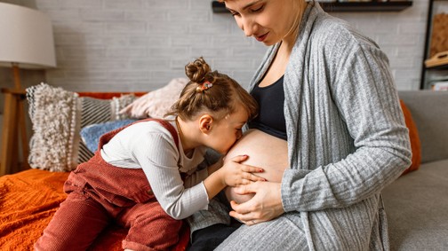 Természetes, ha a nagyobb testvér megkérdezi: vissza lehetne-e vinni a kicsit a kórházba - Pszichológussal beszélgettünk, hogy lehet jól felkészülni az új családtag érkezésére