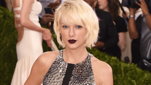 Végre! Taylor Swift nem platinaszőke többé!