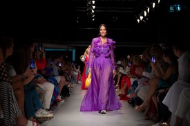 Görög Zita modell, műsorvezető a Viktória Varga bemutatóján a BCEFW-n