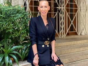 Lassu Nelli szerint ezt a fekete blézert bármivel párosíthatod