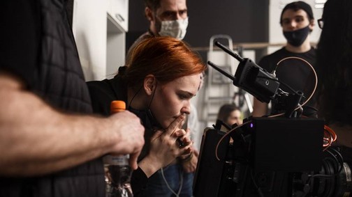 Mire utal, ha valaki kék kört visel? Pantyi Petra rendezőnő kisfilmjéből kiderül 