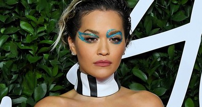 Rita Ora galaktikus zebrának öltözött