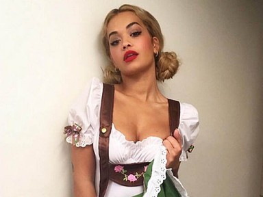 Topless tehenészlány lett Rita Ora