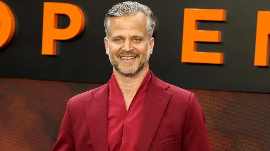 Haumann Máté érkezik a vörösszőnyegre az Oppenheimer c. film londoni premierjén