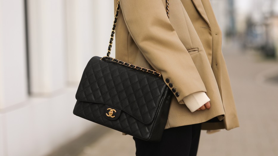 Sokkal drágábbak lettek a Chanel-táskák. De mi az oka?