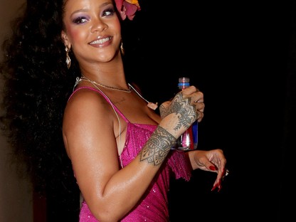 Álmodban sem gondolnád, mennyi kristály volt Rihanna ruháján! 