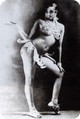 A modern mini előzményeként érdemes megemlíteni Josephine Baker híres, aprócska, nagy felháborodást keltő banánszoknyáját, amit 1926-ban viselt a párizsi Folies Berg&egrave;res színpadán. Mindenki szörnyülködött, és nem lett divat belőle. Akkor még.