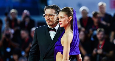 Nicola Peltz Beckham élete legmerészebb ruhájában perzselte fel a Velencei Filmfesztivál vörös szőnyegét