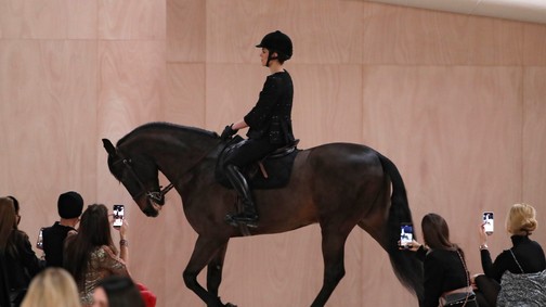 Vélemény: Állatkínzás a Chanel haute couture kifutóján a ló?