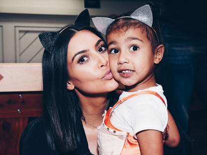 Azta! Kim Kardashian 5 éves kislánya címlapra került