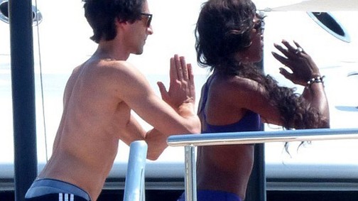 Napi cuki: Naomi Campbell és Adrien Brody együtt jógáznak