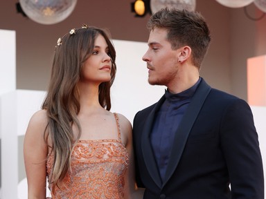 Palvin Barbara és Dylan Sprouse csókja többet mond minden szónál, csak úgy izzik köztük a levegő