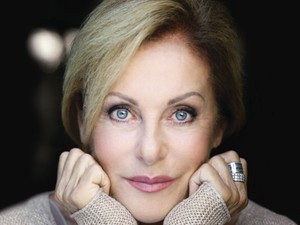 A 68 éves Pataki Ági ismét óriásplakáton szerepel a kiskörúton - ő lett a Helia-D arca