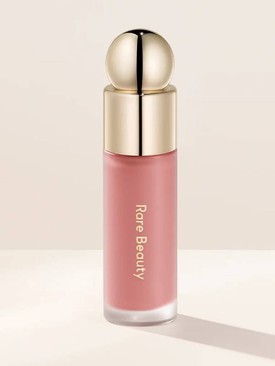 Ha egyetlen terméket kellene kiemelni a sminktrendek újhullámaiból, a Rare Beauty folyékony pirosítója minden kétséget kizáróan dobogós lenne. Krémes állaga, intenzív, mégis természetes hatása miatt pillanatok alatt beleszerettünk, nem beszélve arról, hogy elképesztően kiadós. A Hope árnyalat ráadásul egy igazi jolly joker: lágy, friss rózsás tónusával szinte minden bőrtípuson és tónuson gyönyörűen mutat. Pro-tipp: elég megvásárolnod a mini változatot, ugyanis nagyon jól pigmentált, kevés kell belőle, így ez is nagyon sokáig elég lesz! – Mini folyékony pirosító RARE BEAUTY – rarebeauty.com