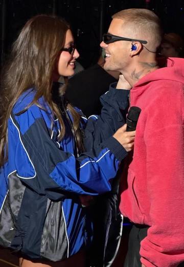 Egy újabb sportos pillanat a stíluskirálynőtől, Hailey Biebertől. Ha épp ahhoz van kedved, hogy egy sportsortban indulj el, esetleg egy tréningfelsőt kapj fel bőrdzseki helyett, bátran tedd meg!