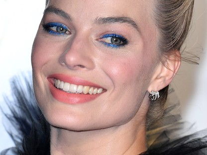 Margot Robbie gyönyörű, de ez a ruha még rajta is nevetségesen áll