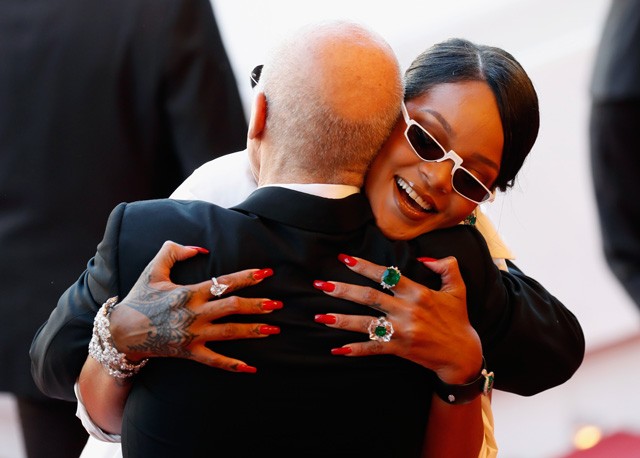 Rihanna körmei és ékszerei