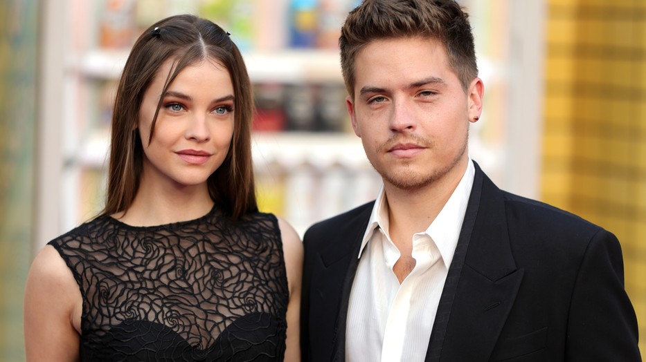 Palvin Barbara és Dylan Sprouse rutinosan mozognak a vörös szőnyegen