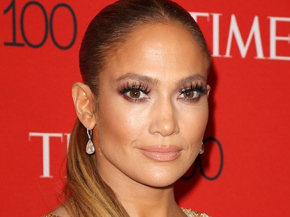 Jennifer Lopez olyan lábvillantást nyomott a Time 100 gálán, hogy minden áll leesett