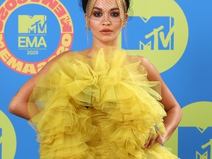Rita Ora hozta el a romantikát az MTV gálára ezekkel a fodrokkal