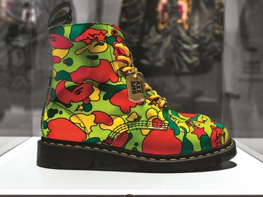 Nehéz elképzelni bármilyen más kiegészítőt, ami egyszerre áll jól a postásnak és Gigi Hadidnak is - a Dr. Martens bakancsokon kívül