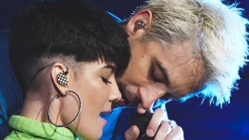 Újra együtt a sztárpár! G-Eazy koncertjén erősítették meg egy csókkal a hírt