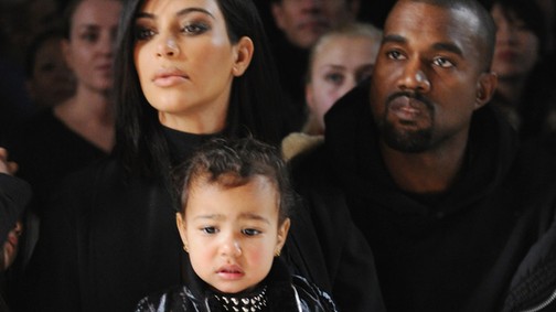 Kim Kardashiant a gyerekek sminkelték ki, az eredmény pedig hihetetlenül vicces lett