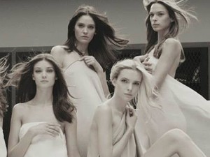 Srej Zsófi görög istennőt alakít a Paco Rabanne új kampányában