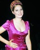 Barbra Streisand 1965 körül készült fotóján élénk fuksziaszínű ruhában és díszes fejdíszben ragyog – fiatalos bája és egyedi stílusérzéke már ekkor is kiemelte őt a tömegből.