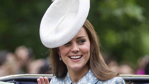 Kate Middleton első szülés utáni megjelenése!