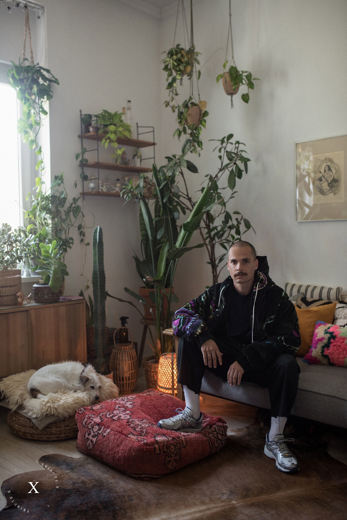 Hering Andris, A NoSalty és a PHENOM'ENOM szerkesztőjével saját otthonában beszélgettek a márkával való régóta tartó kötődéséről és a ruhák mögött rejlő gondolatiság fontosságáról.