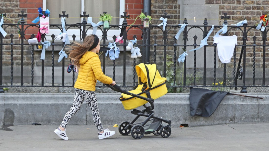 A Magdolna-mosodákban ártatlan nők és gyermekek szenvedtek rabszolgamunkában az ír katolikus egyház irányítása alatt. Ma ezek az egykori mosodák emlékhelyként őrzik a múlt emlékeit.