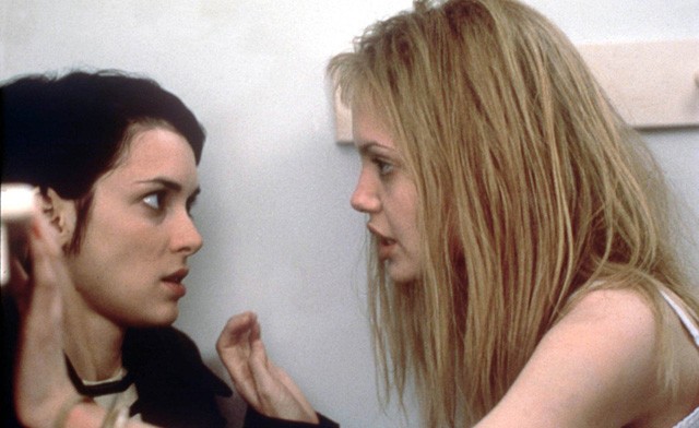 Angelina Jolie húsz évvel ezelőtt szintén szőkén az Észvesztőben