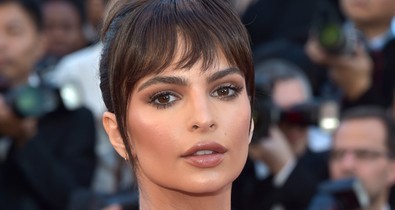 Óriási nyaklánc? Hatalmas cicik - dehogynem vetkőzött Emily Ratajkowski