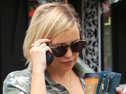 Bikiniben lazul óriási pocakkal Kate Hudson