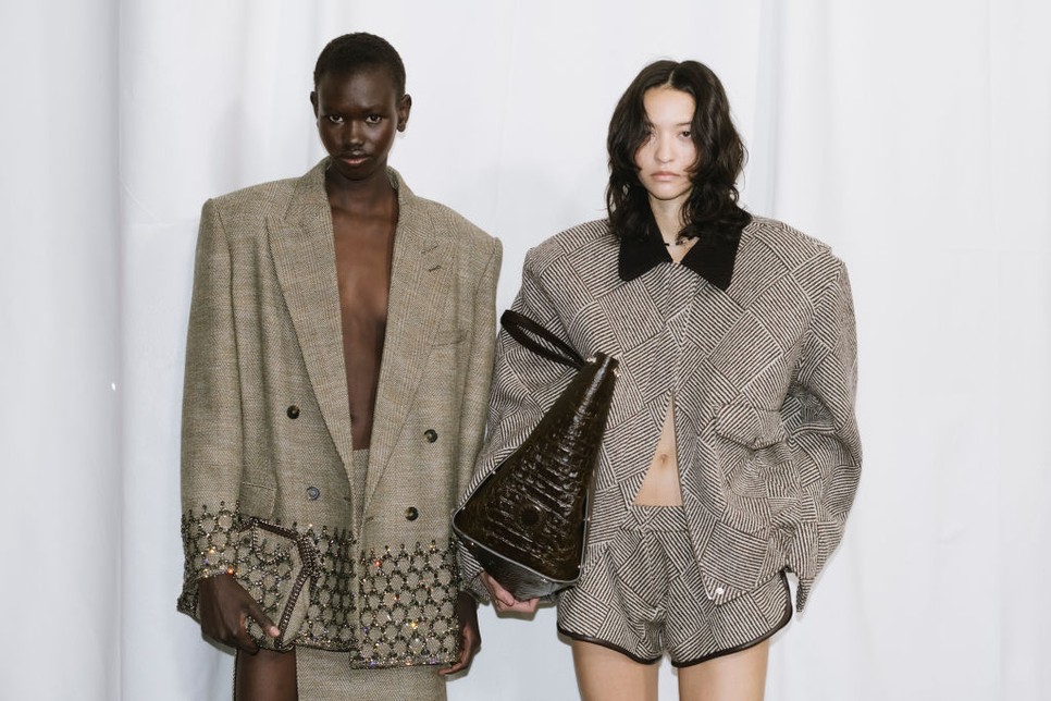 Stella McCartney legnagyobb újításai között szerepel a vegán bőr, a biotechnológiával előállított anyagok és az újrahasznosított textíliák alkalmazása, melyekkel forradalmasítja a divat fenntartható jövőjét