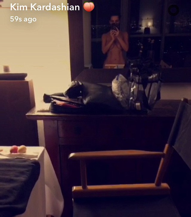 kim kardsahian, meztelen szelfi, szelfi, snapchat, pucérkodás, barnítás
