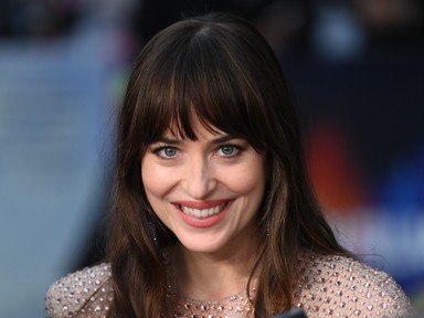 Mivel hordd a bő szárú farmert? Dakota Johnson megmutatja