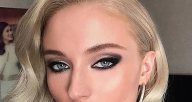 Get the Look: Így készítsd el Sophie Turner bombajó füstös sminkjét