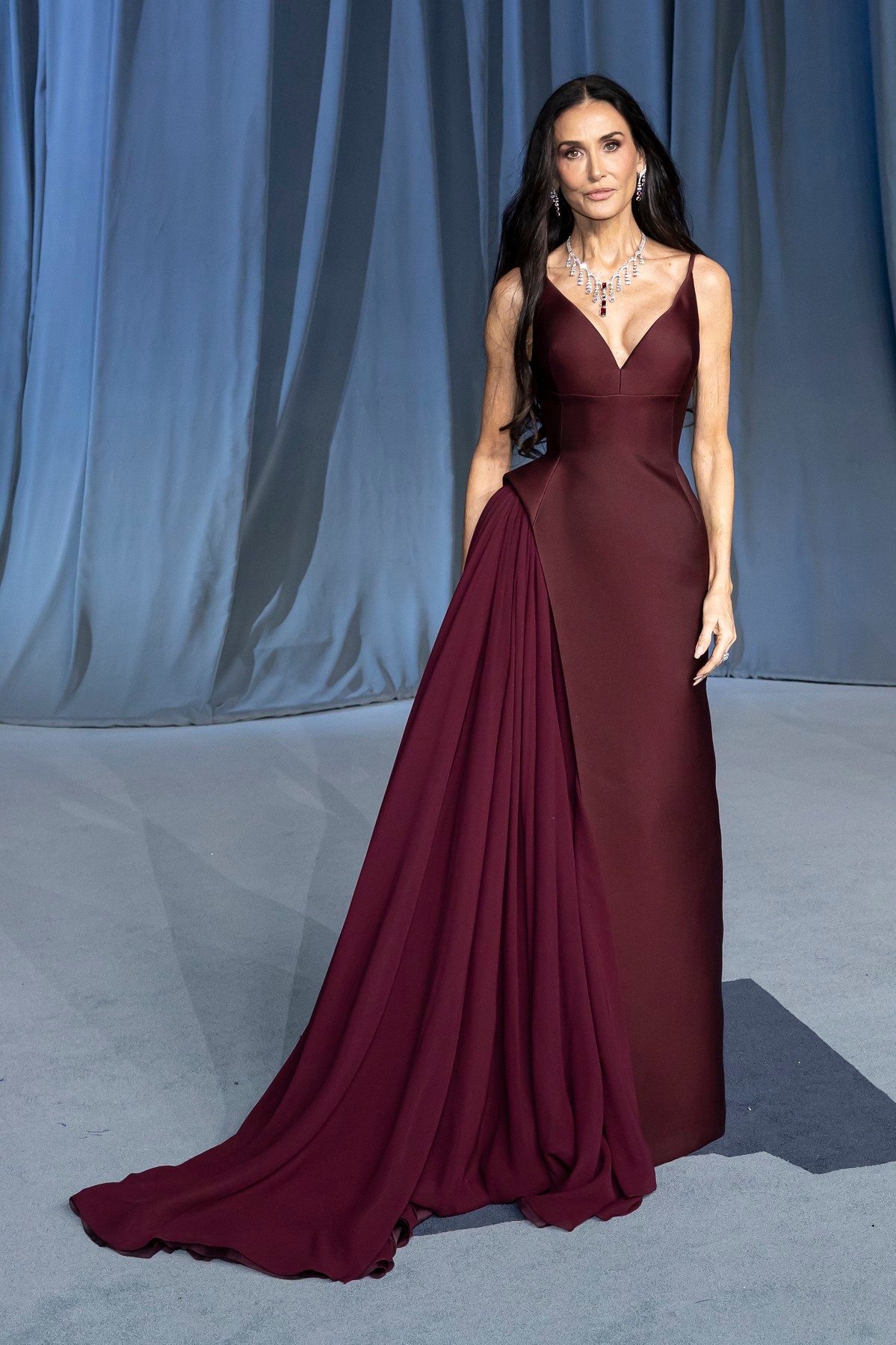 Memi Moore a burgundi vörös Prada ruháját meseszép Cartier ékszerekkel koronázta meg.