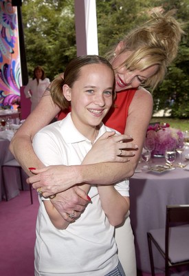 A fogszabályzója lekerült, de a gyönyörű mosolya megmaradt. (2002)